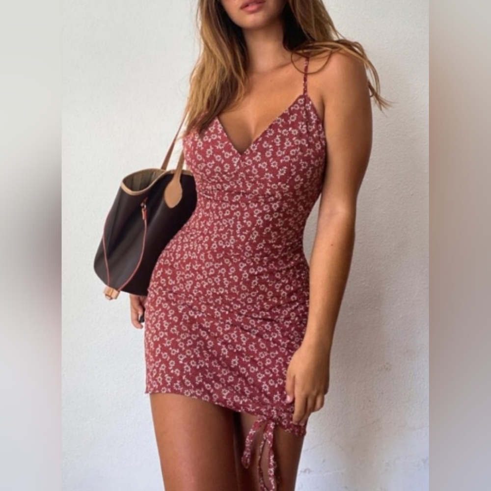 Red Floral Mini Dress Size Medium: M, 6 (V-Neck, Side Gathered, Zaful, Burgundy)